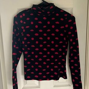 Cropped lipstick print mock neck long sleeve top